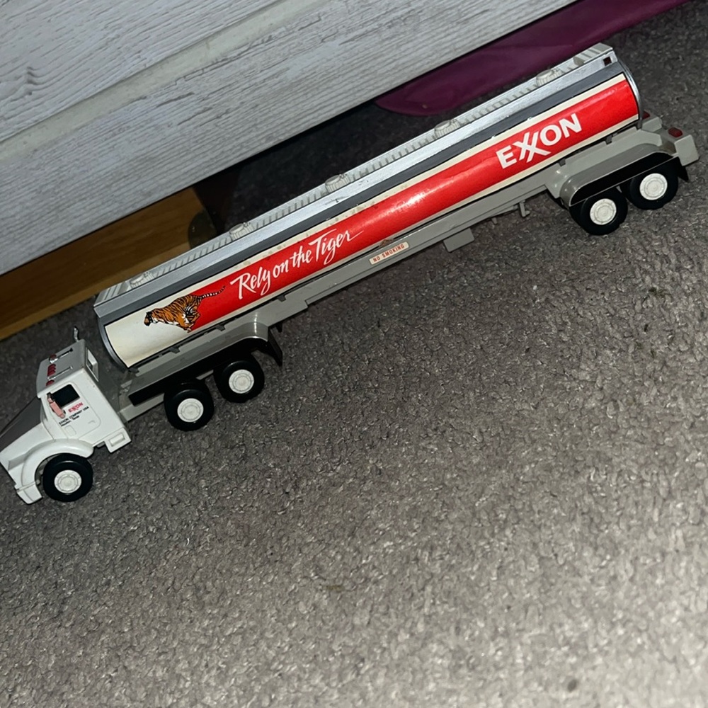 1993 Exxon Rely on the Tiger Collectors Series Gasoline Tanker